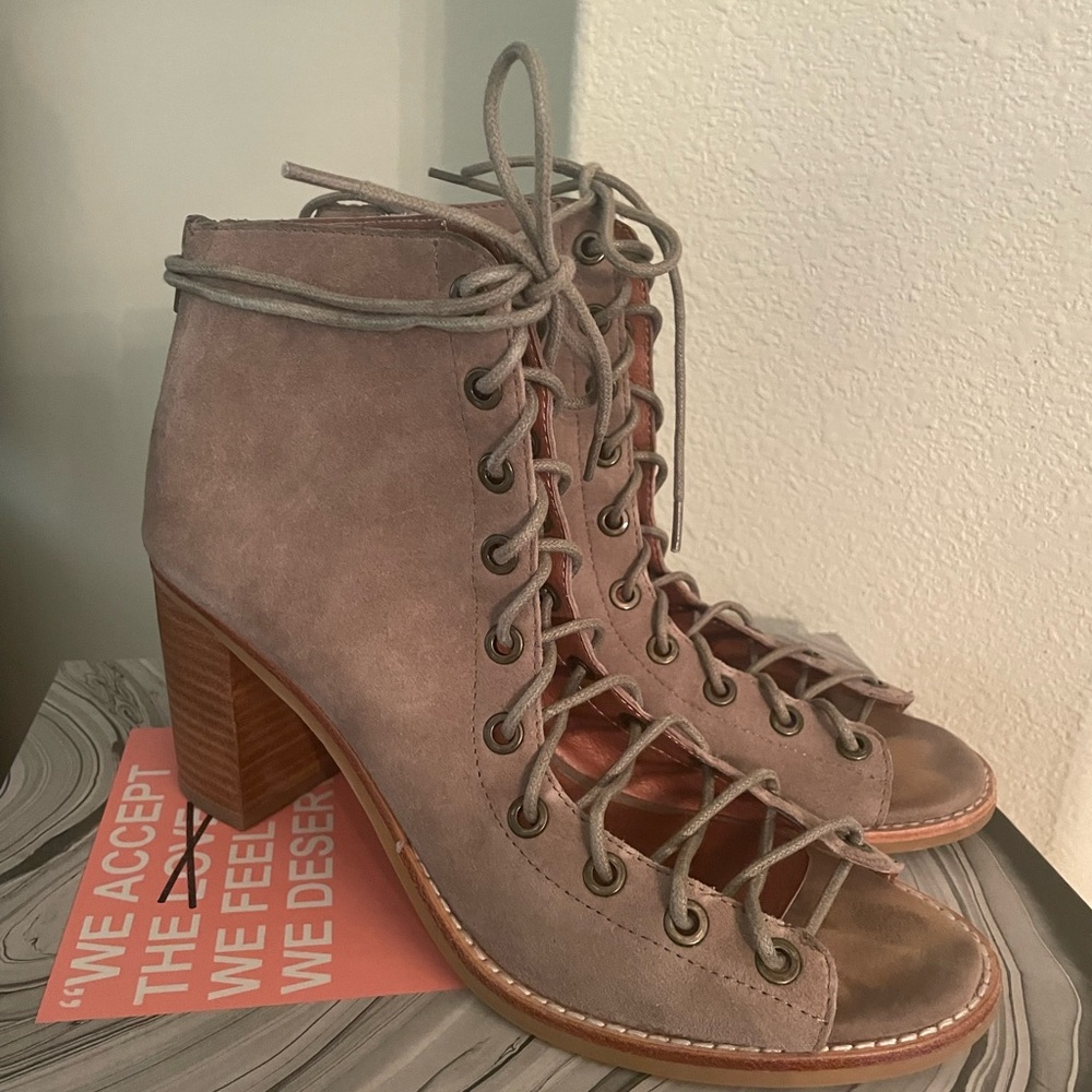 Jeffrey Campbell Cors Lace-op bootie